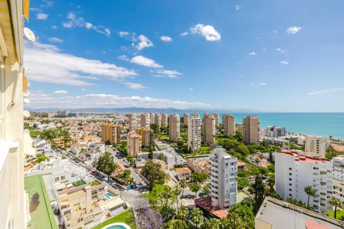 Vista exterior de Piso en venta en Torremolinos con Aire acondicionado, Calefacción y Jardín privado