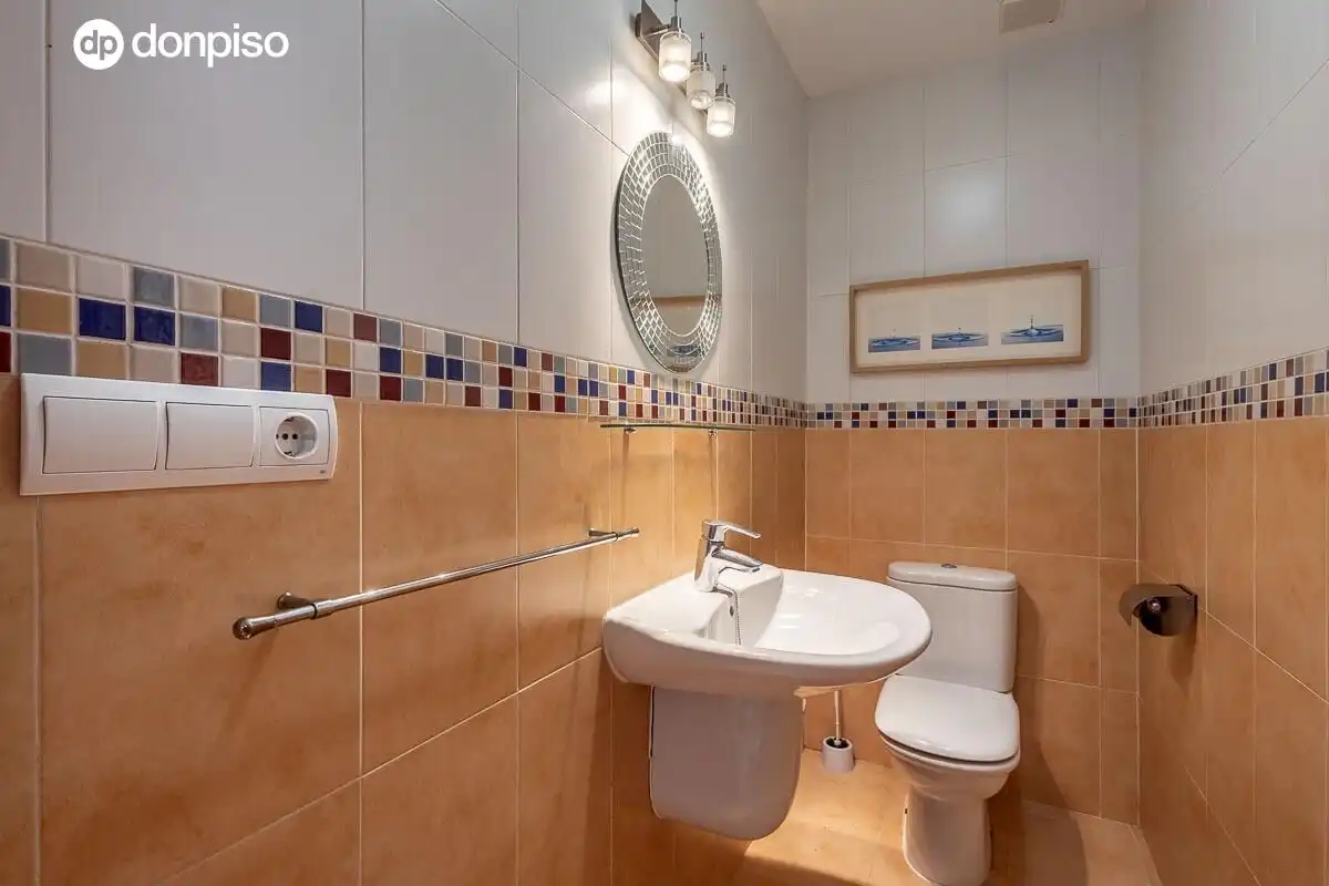 Baño de Casa adosada en venta en Jun con Calefacción, Terraza y Trastero