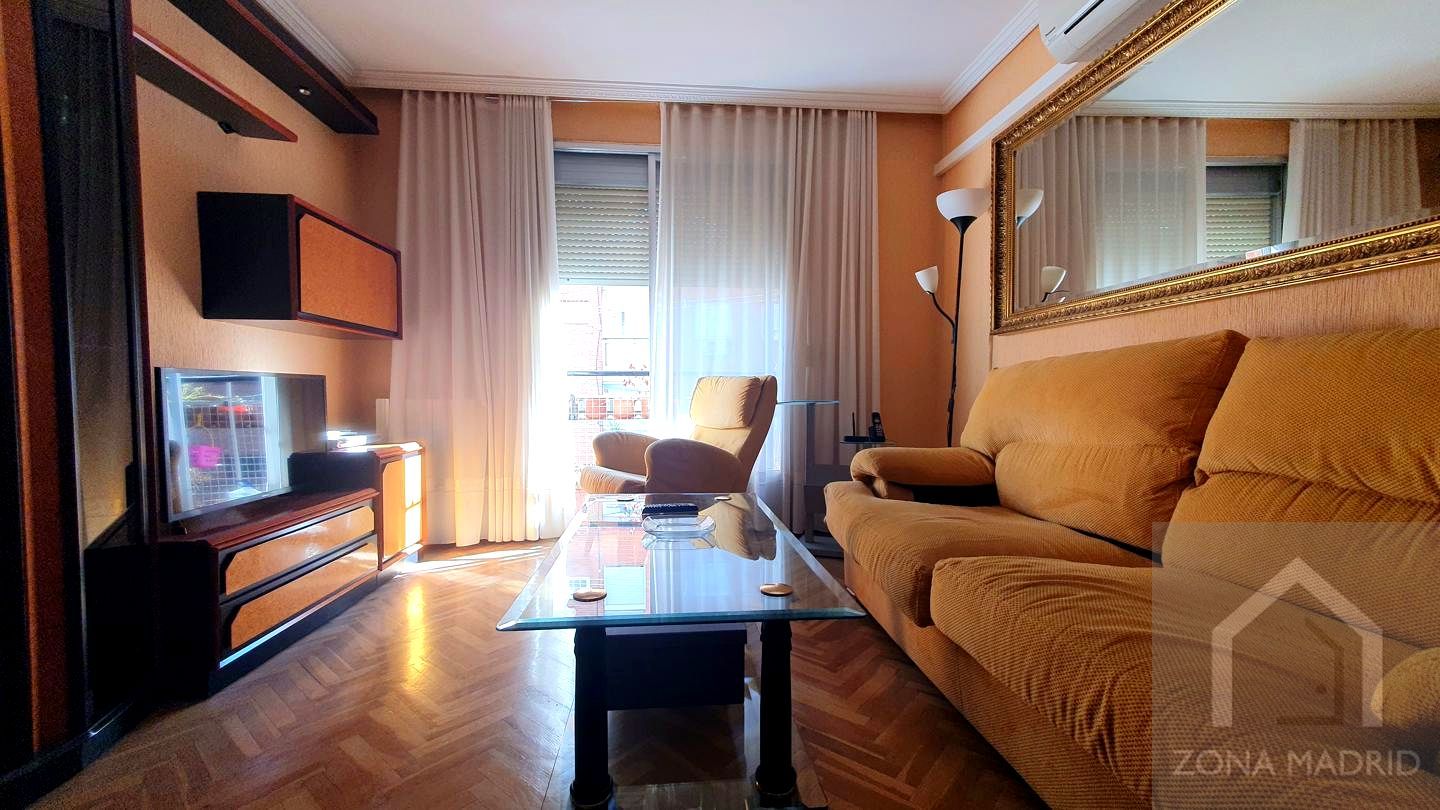 Living room of Flat for sale in  Madrid Capital  with Air Conditioner and Parquet flooring