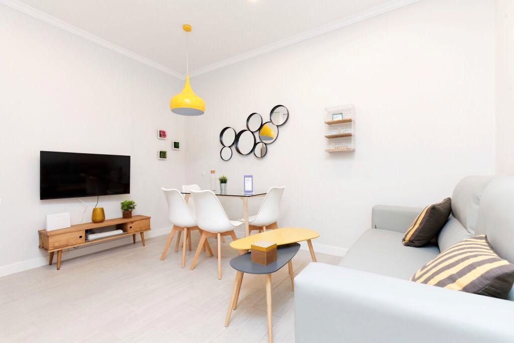 Sala d'estar de Apartament de lloguer en  Madrid Capital amb Aire condicionat, Calefacció i Moblat
