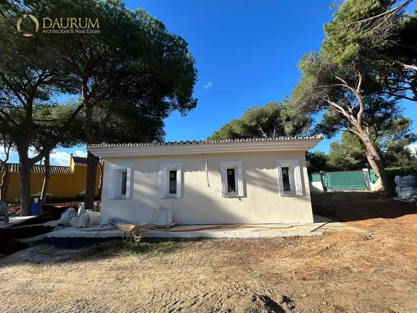 Vista exterior de Casa o xalet en venda en Marbella amb Aire condicionat i Jardí privat