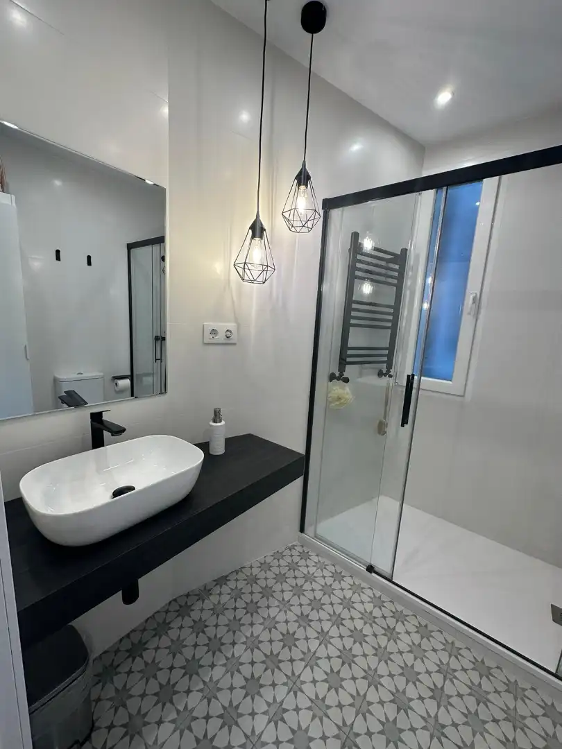 Badezimmer von Wohnung zur Miete in Madrid mit Klimaanlage, Heizung und Parkett