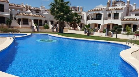 Descubre este encantador duacuteplex de 2 dormitorios situado en una urbanizacioacuten privada, ideal tanto como residencia habitu