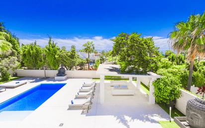 Jardí de Casa o xalet en venda en Marbella amb Aire condicionat, Terrassa i Piscina