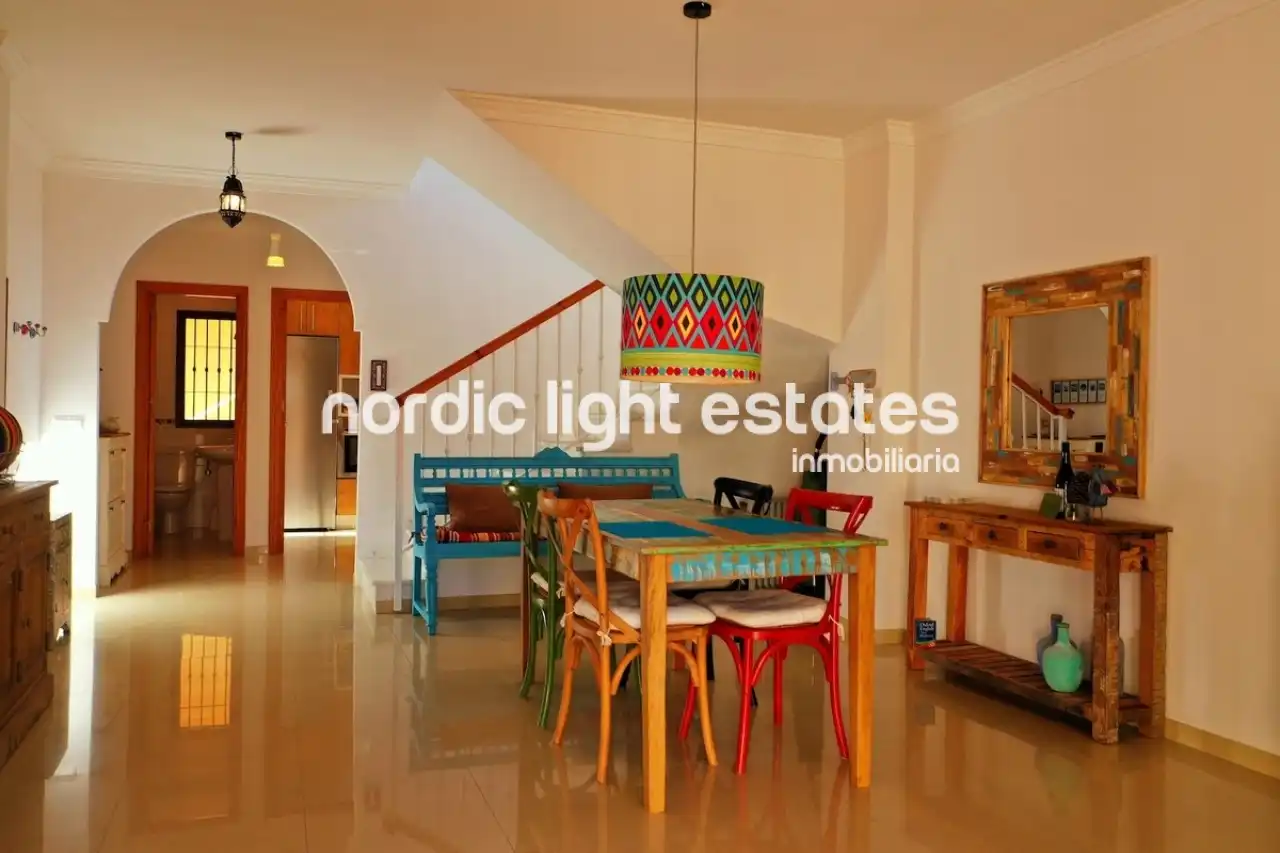 Vista exterior de Casa o chalet en venta en Nerja con Terraza, Piscina y Amueblado