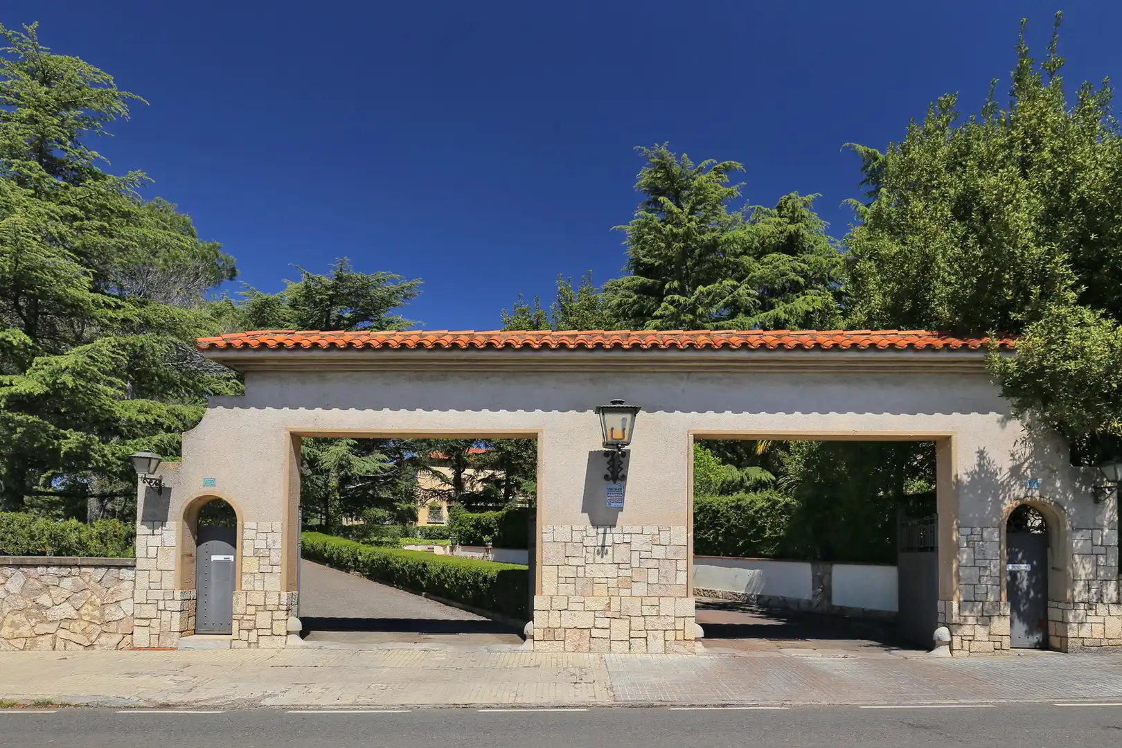 Vista exterior de Casa o xalet en venda en Terrassa amb Calefacció, Terrassa i Piscina