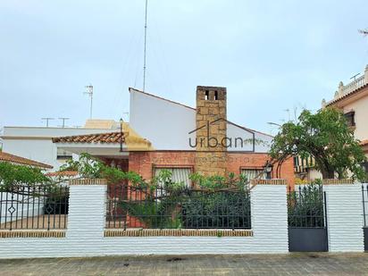 Vista exterior de Casa o xalet en venda en Chipiona amb Aire condicionat i Jardí privat