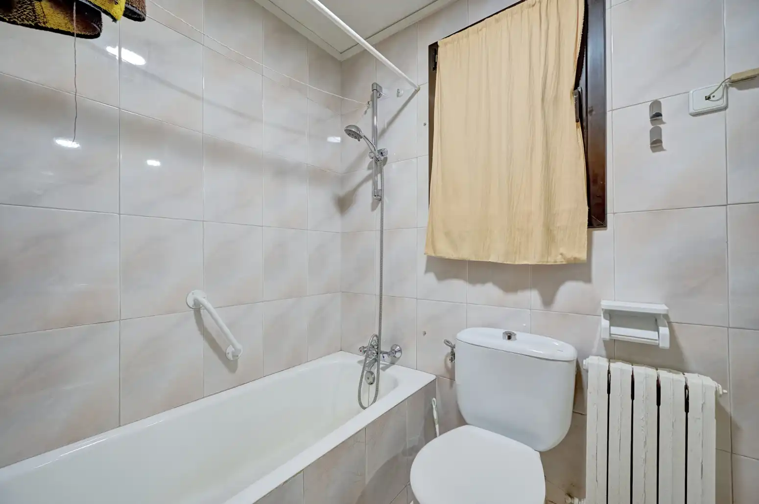 Badezimmer von Wohnung zum Verkauf in  Pamplona / Iruña mit Parkett, Terrasse und Abstellraum