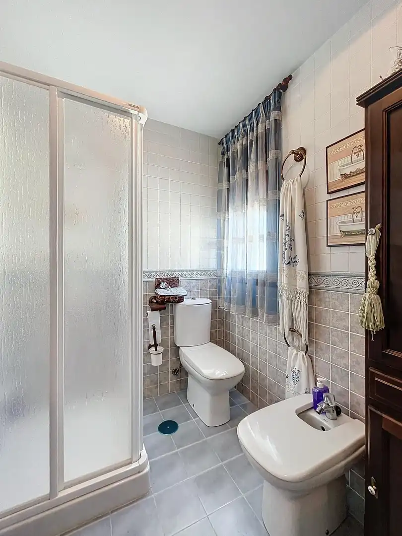 Bany de Casa o xalet en venda en Motril amb Aire condicionat, Jardí privat i Terrassa