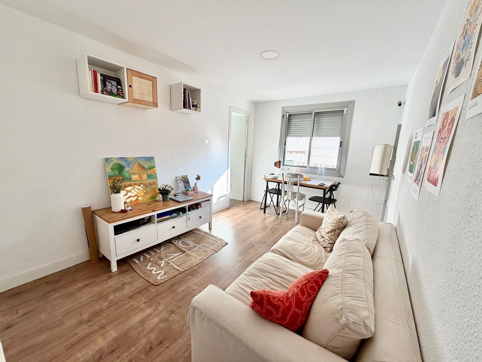 Sala d'estar de Pis en venda en L'Hospitalet de Llobregat amb Parquet