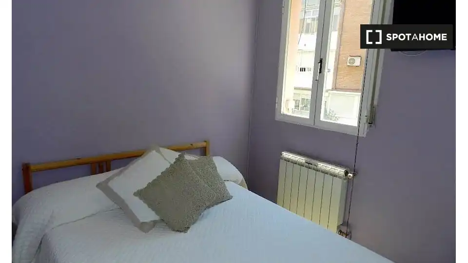 Schlafzimmer von Wohnung zur Miete in Madrid mit Klimaanlage, Heizung und Möbliert