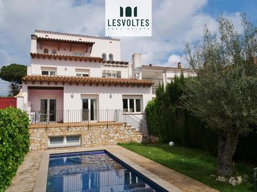 Casa amb piscina en venda a De La Roella