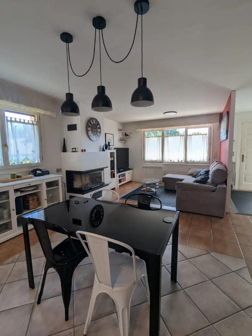 Wohnzimmer von Einfamilien-Reihenhaus zum Verkauf in Amorebieta-Etxano mit Privatgarten, Terrasse und Balkon