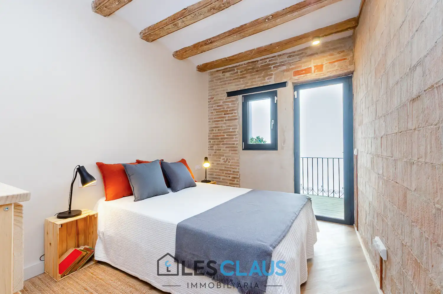 Schlafzimmer von Wohnung zum Verkauf in Barcelona mit Parkett, Ofen und Mikrowelle