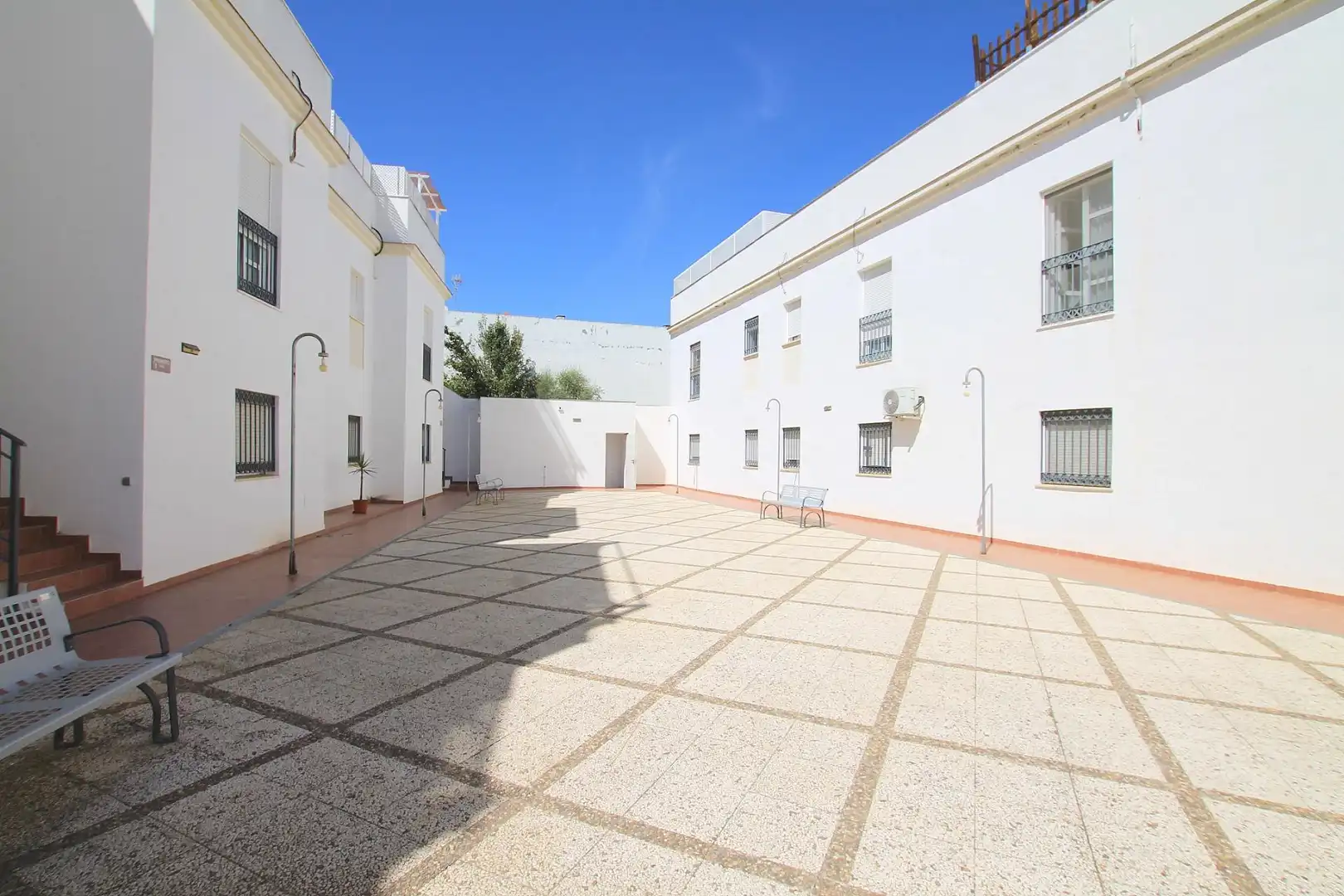 Vista exterior de Planta baixa en venda en Dos Hermanas amb Aire condicionat i Traster