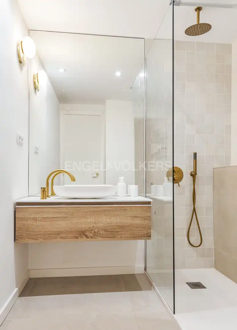 Baño de Piso de alquiler en Barcelona con Aire acondicionado, Calefacción y Balcón