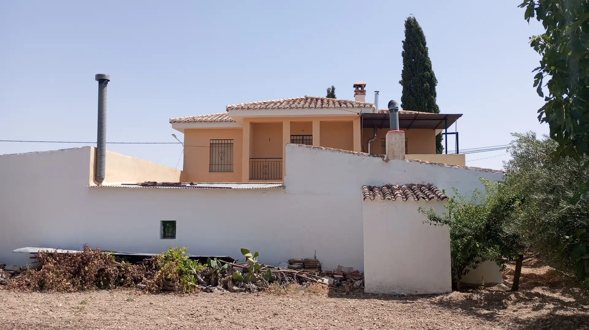 Vista exterior de Casa o xalet en venda en Baza amb Moblat
