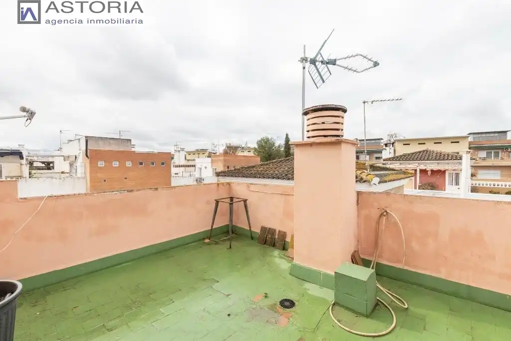 Vista exterior de Casa adosada en venda en Granada amb Terrassa i Piscina comunitària
