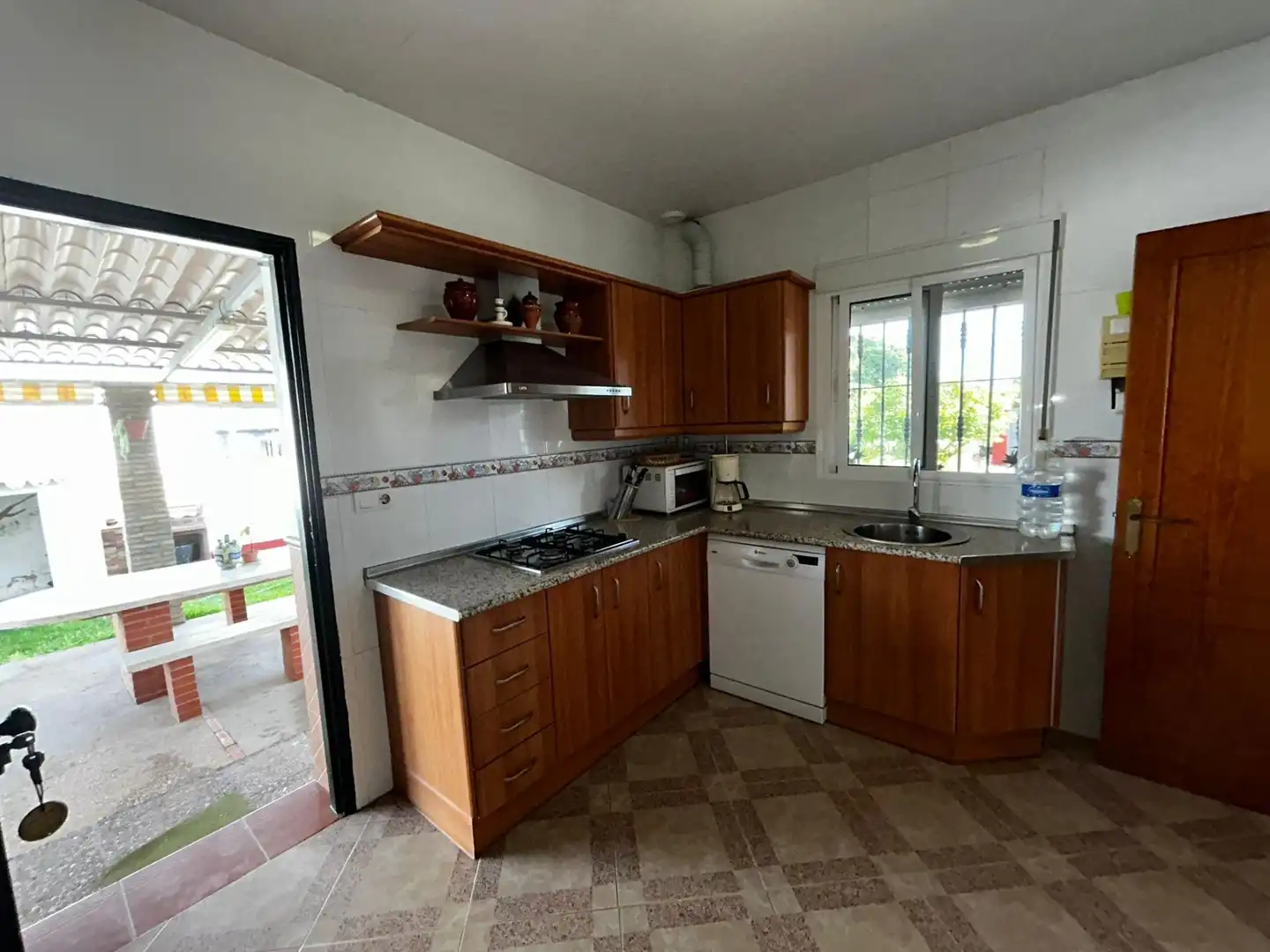 Cuina de Casa o xalet en venda en Chiclana de la Frontera amb Jardí privat, Terrassa i Traster
