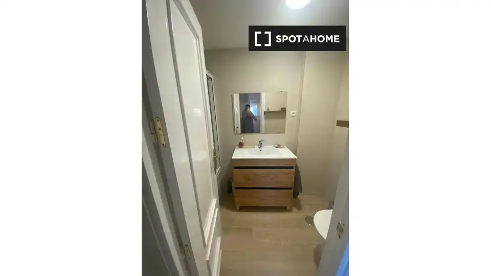 Habitación de Piso de alquiler en Granada con Aire acondicionado, Calefacción y Amueblado