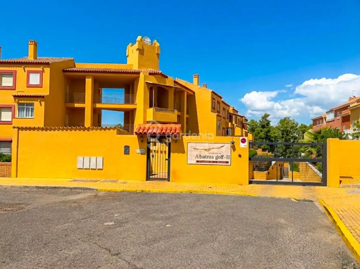 Außenansicht von Einfamilien-Reihenhaus zum Verkauf in Islantilla mit Privatgarten und Terrasse