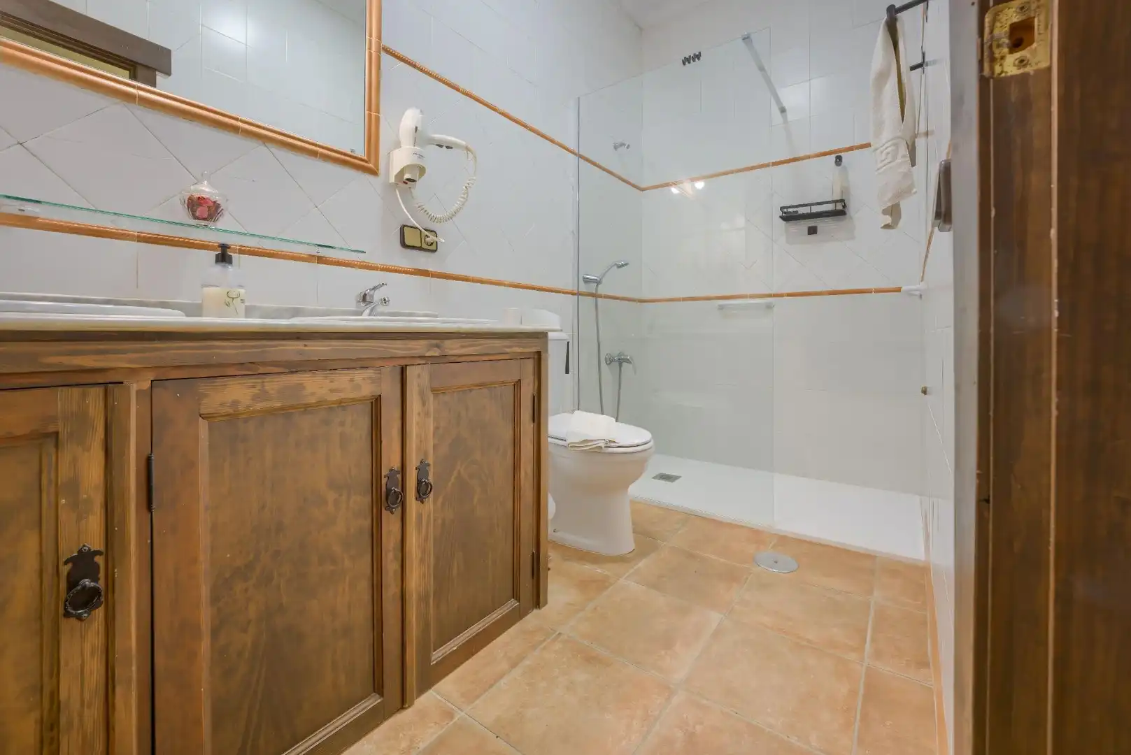 Baño de Casa o chalet en venta en Sanlúcar la Mayor con Aire acondicionado, Calefacción y Jardín privado