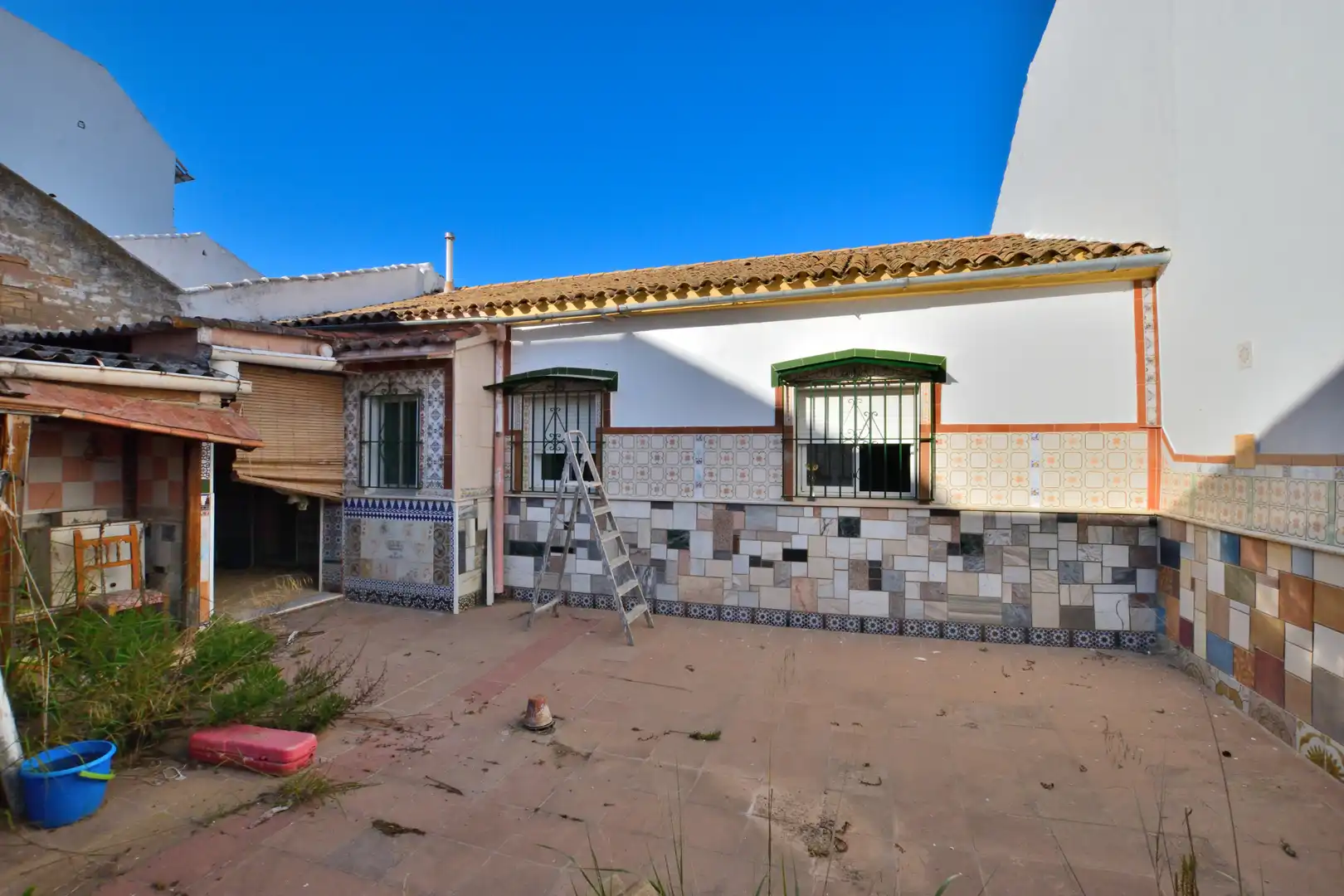 Vista exterior de Casa adosada en venda en Ronda amb Terrassa i Balcó