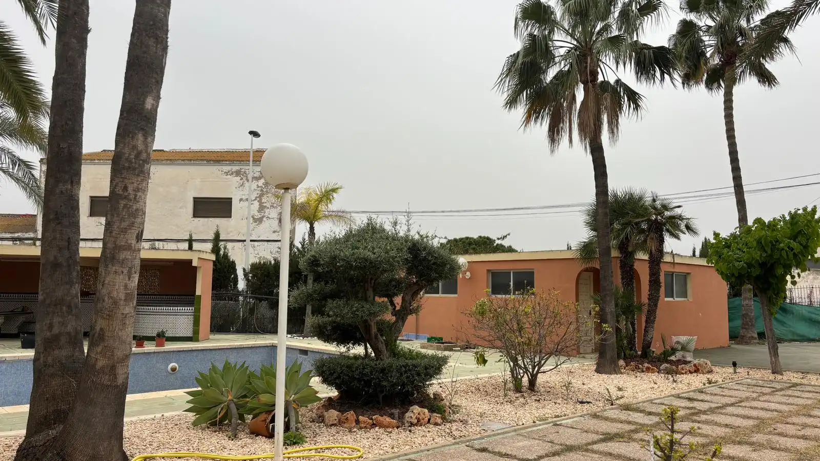 Vista exterior de Casa o xalet en venda en Elche / Elx amb Jardí privat, Terrassa i Piscina