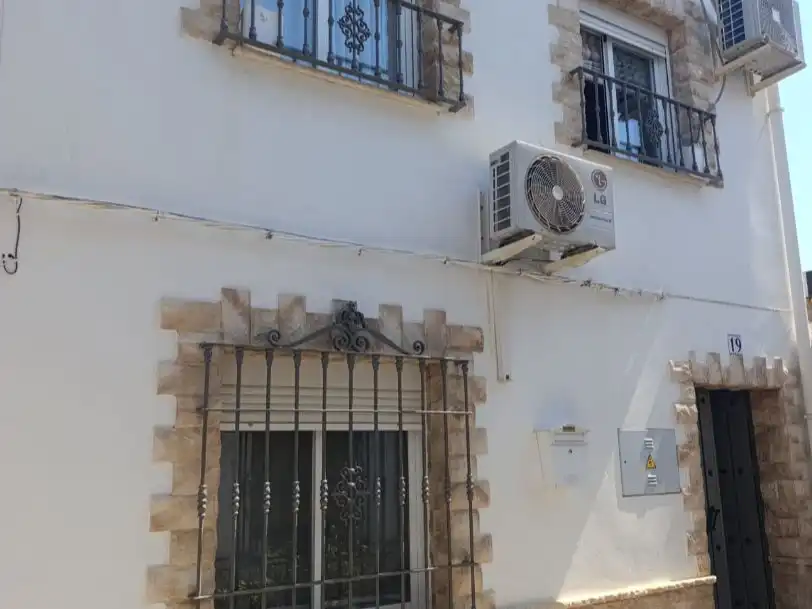 Vista exterior de Casa o xalet en venda en Palma del Río amb Aire condicionat, Terrassa i Balcó