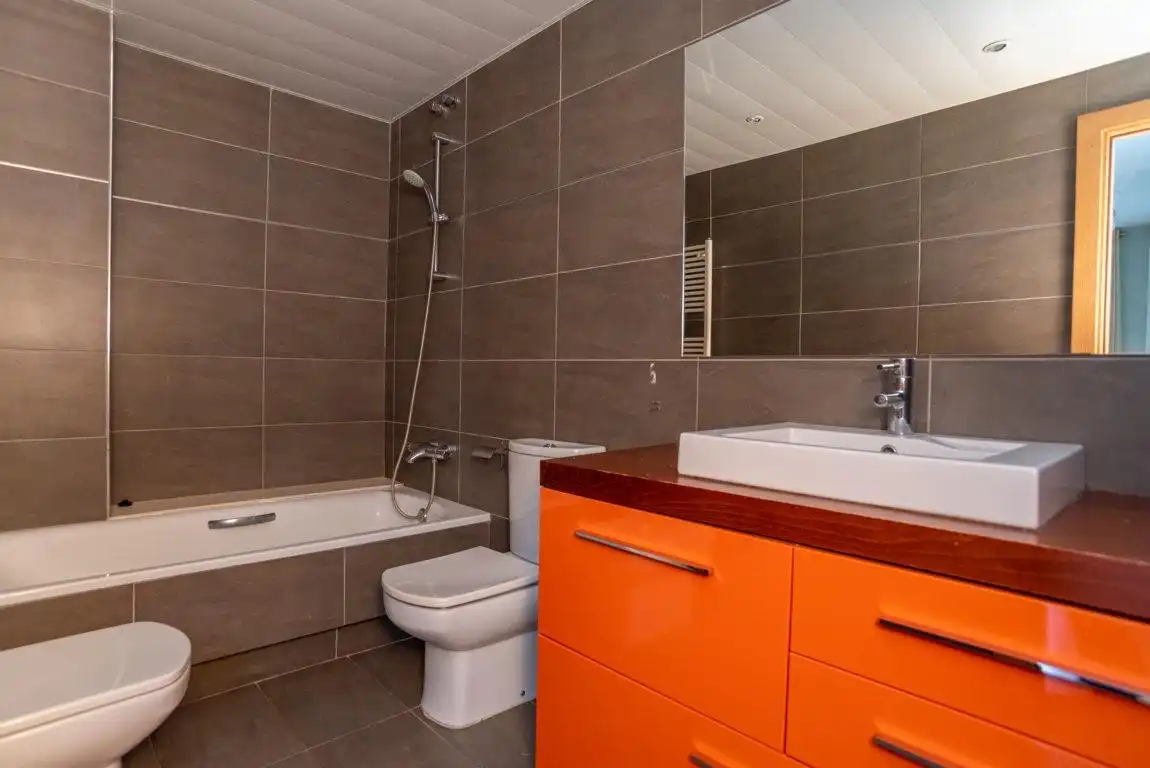 Badezimmer von Wohnung zum Verkauf in Badalona mit Heizung, Parkett und Terrasse