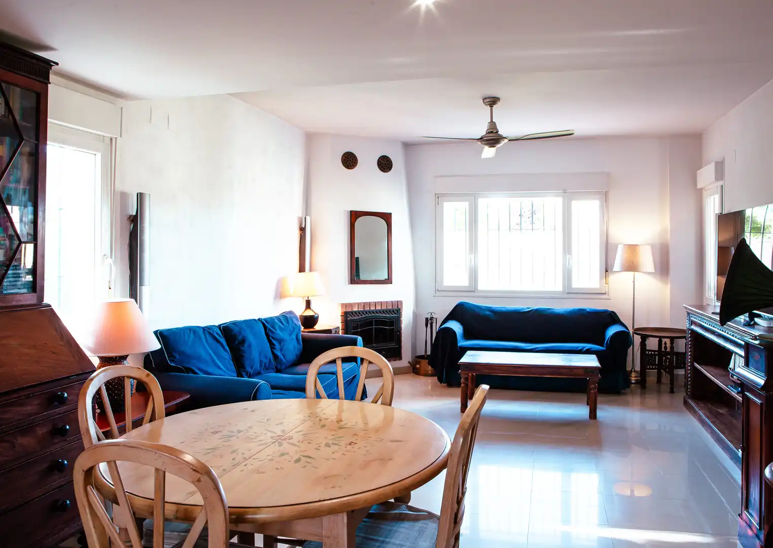 Living room of Houses for sale in Espartinas  with Air Conditioner, Private garden and Oven