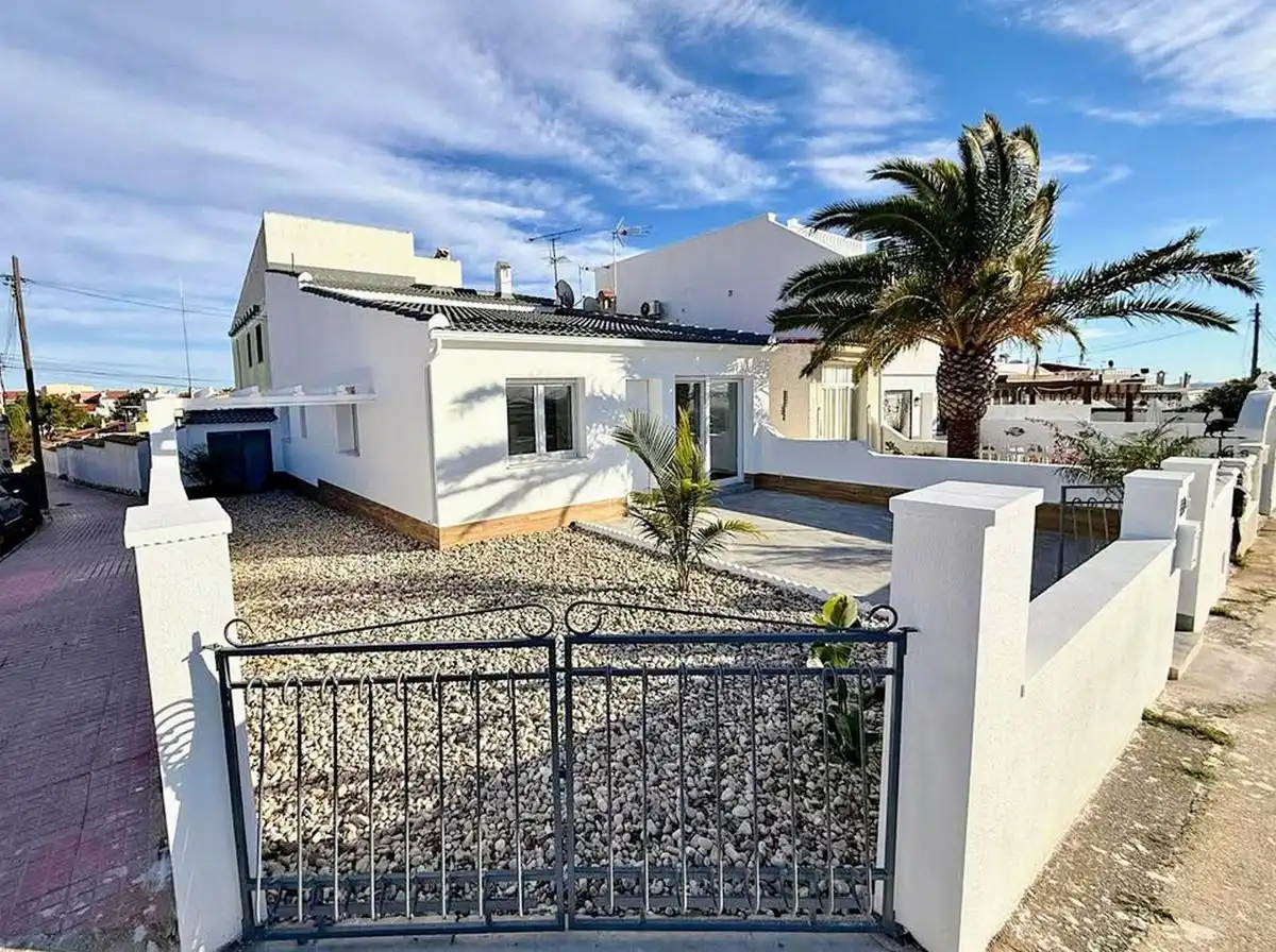 Vista exterior de Casa o xalet en venda en Rojales amb Jardí privat, Terrassa i Traster