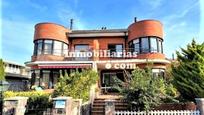 Vista exterior de Casa adosada en venda en Castro-Urdiales amb Calefacció, Jardí privat i Parquet