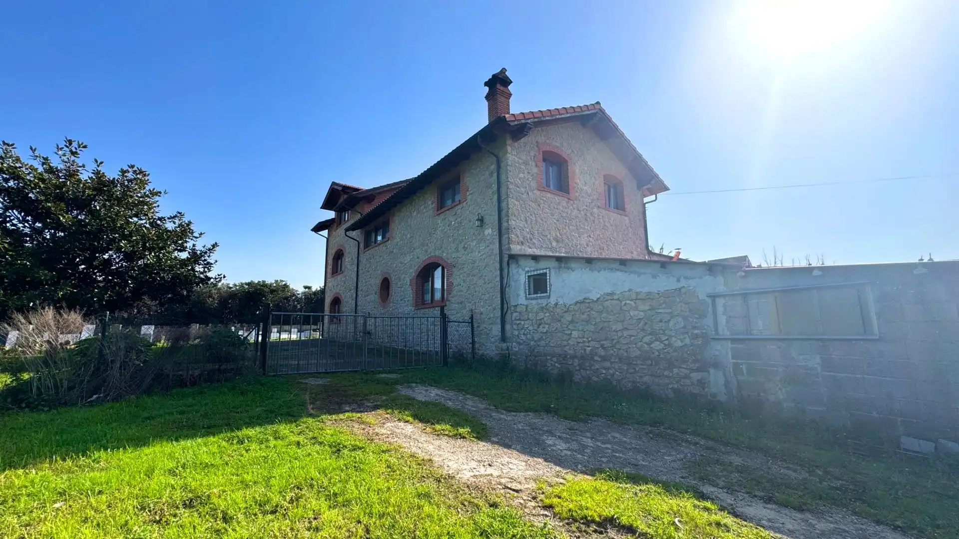 Vista exterior de Casa o chalet en venta en Miengo con Jardín privado y Amueblado