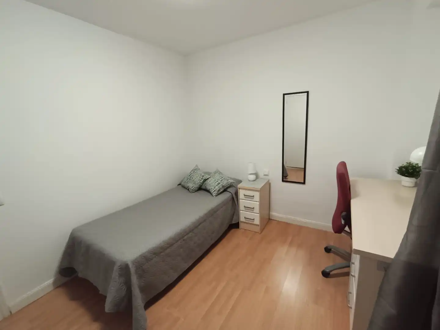 Habitación de Piso para compartir en Madrid con Amueblado, Lavadora y Microondas