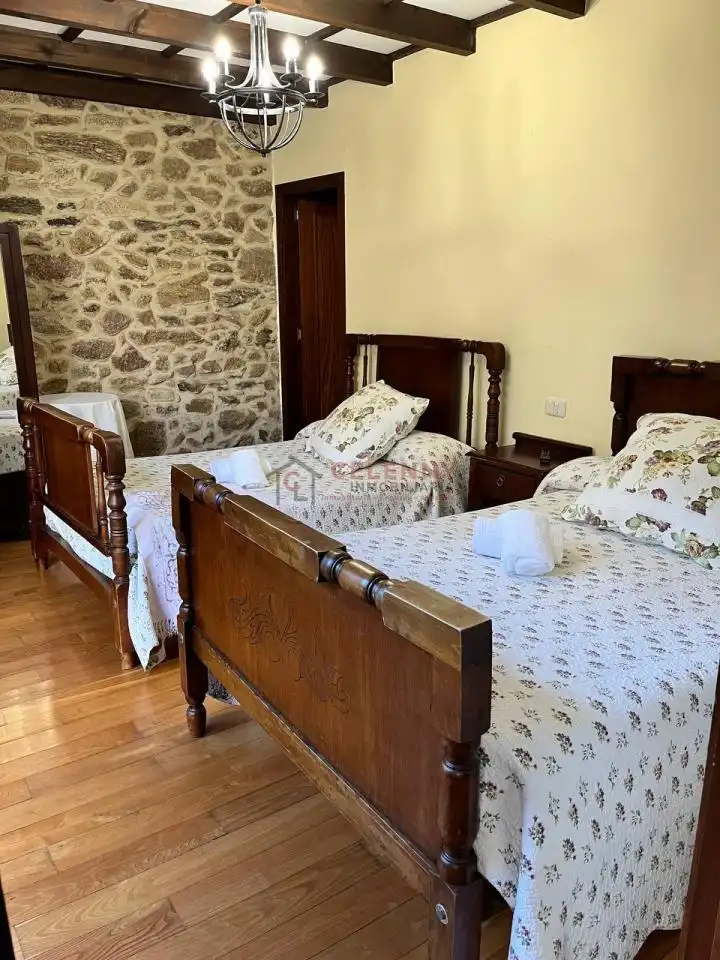 Dormitori de Local en venda en A Pobra de Trives  amb Aire condicionat i Moblat