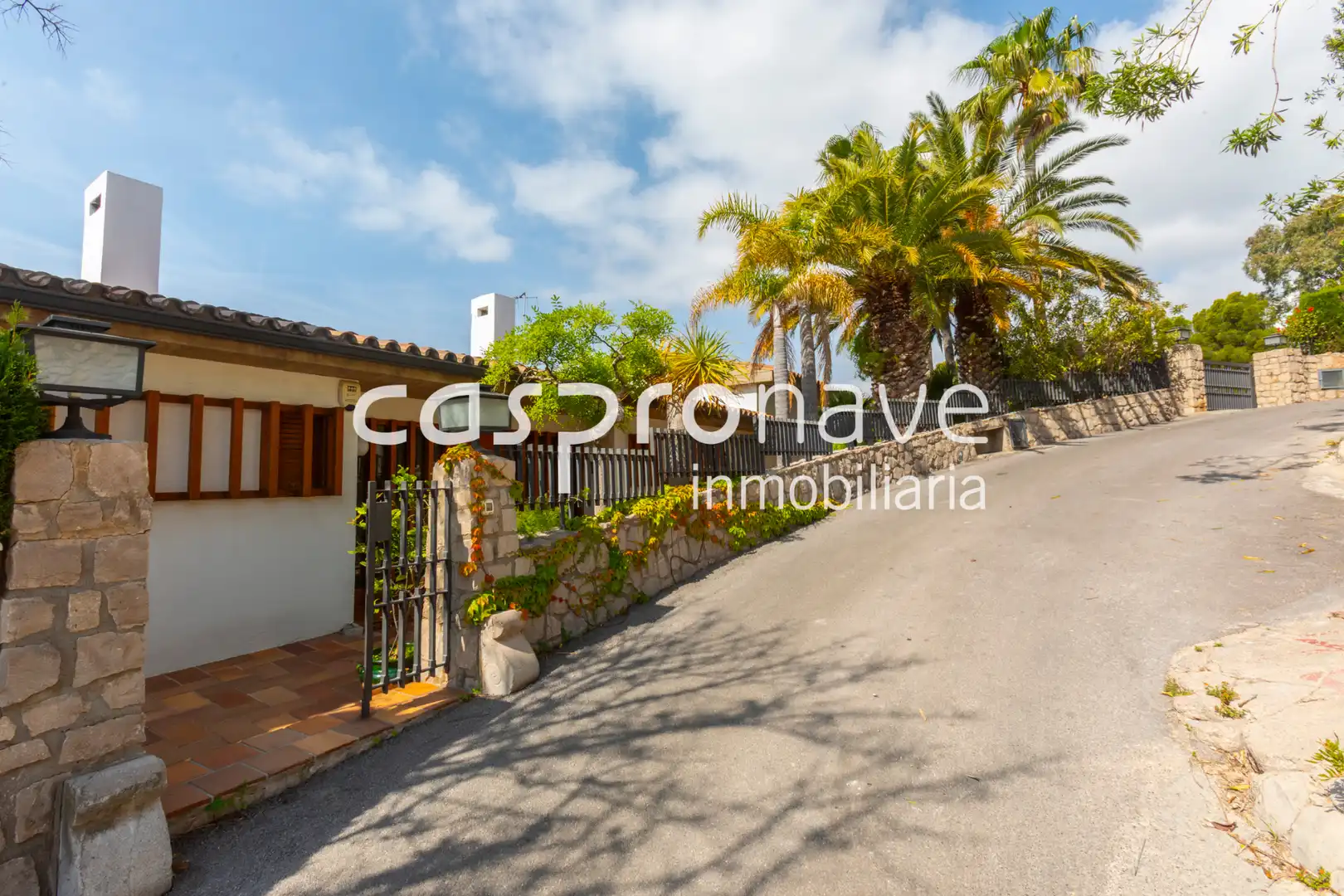 Vista exterior de Casa o xalet en venda en Oropesa del Mar / Orpesa amb Jardí privat, Terrassa i Piscina