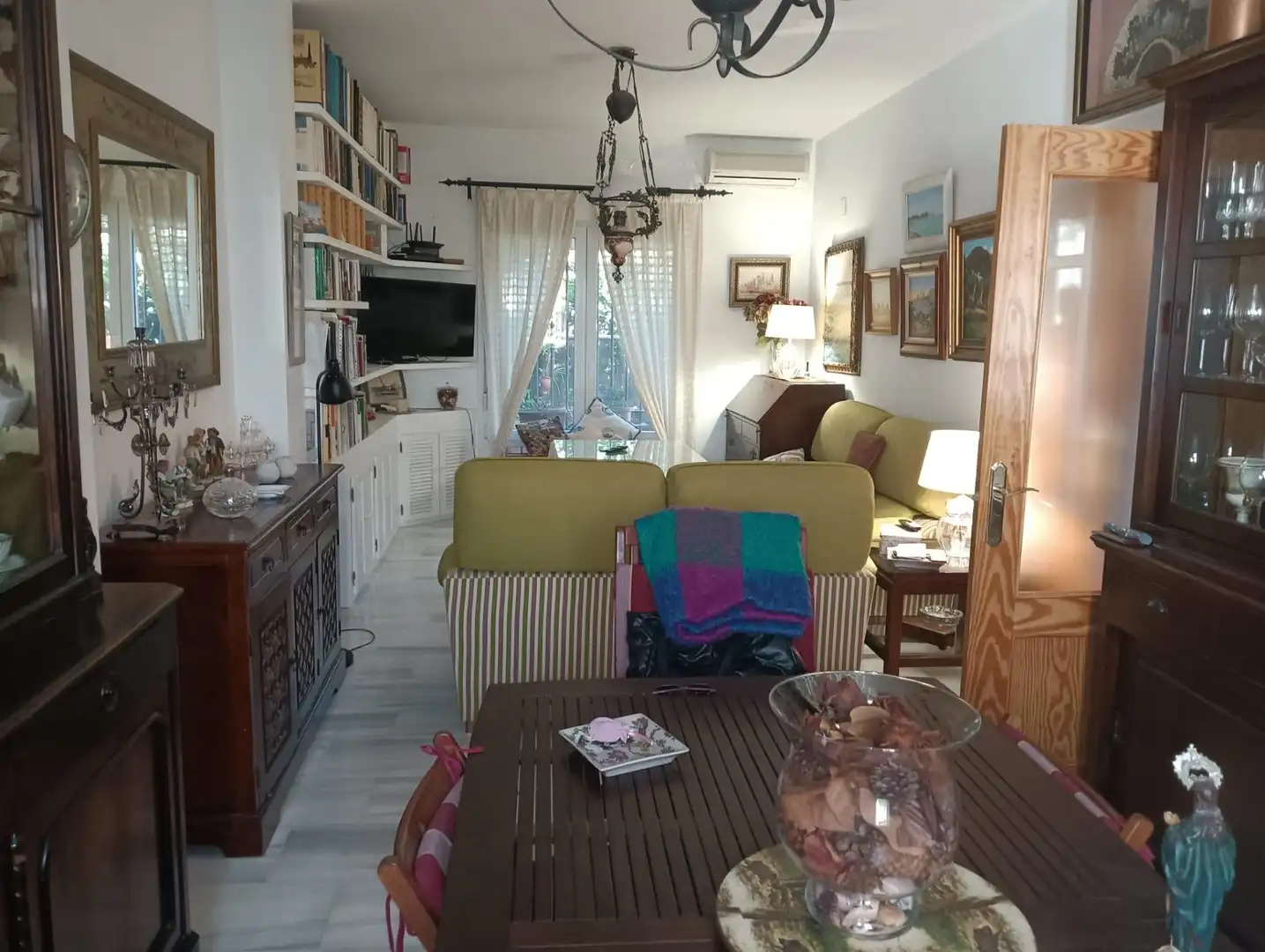 Sala d'estar de Casa adosada en venda en Puerto Real amb Aire condicionat, Jardí privat i Terrassa