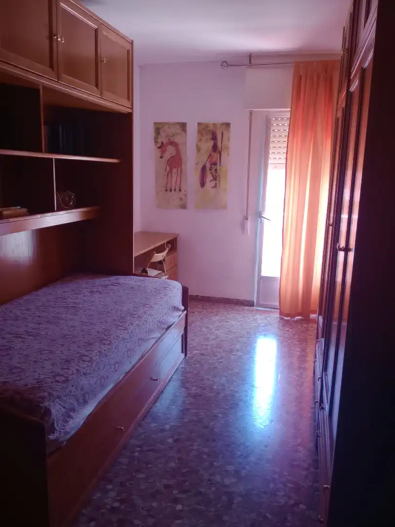 Habitación de Piso para compartir en Granada con Calefacción, Amueblado y Horno