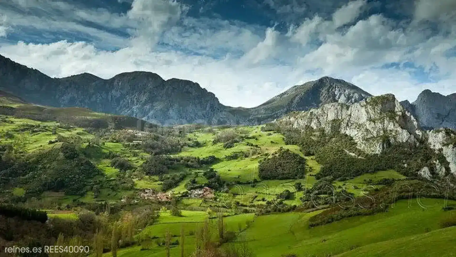 Vista exterior de Casa o xalet en venda en Cillorigo de Liébana, Cantabria