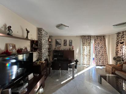 Sala d'estar de Casa adosada en venda en Mairena del Aljarafe amb Aire condicionat, Terrassa i Balcó