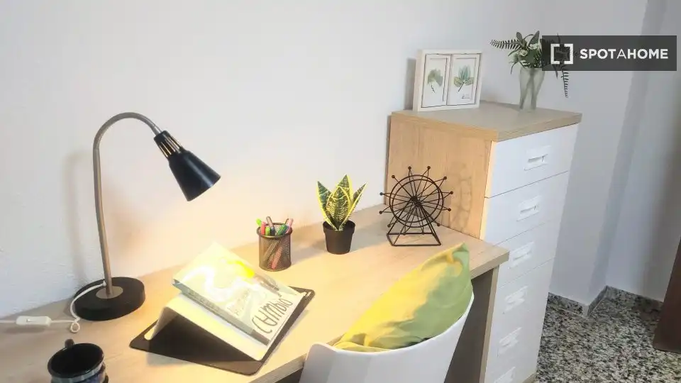 Wohnung zur Miete in Moncada mit Klimaanlage, Heizung und Möbliert