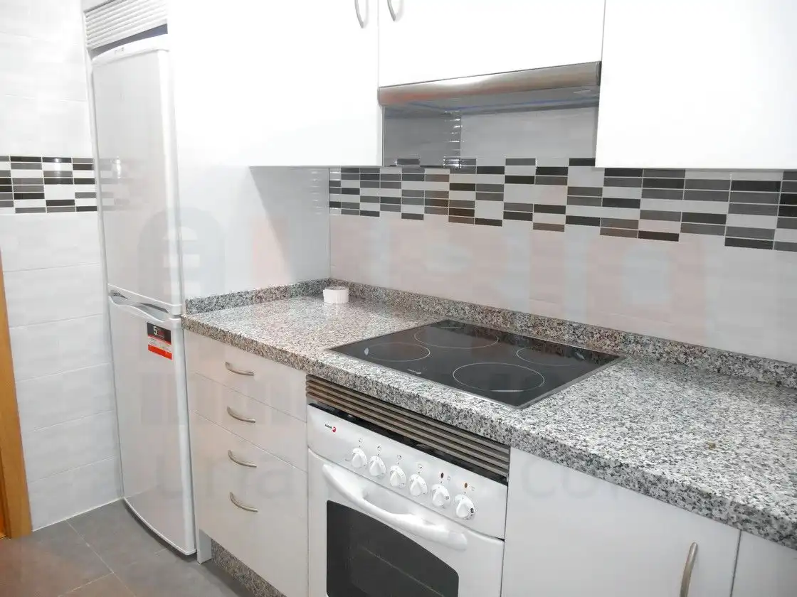 Cuina de Pis de lloguer en Oviedo  amb Calefacció, Parquet i Forn