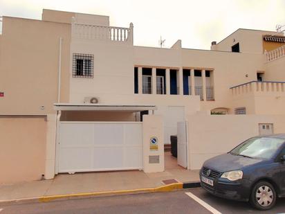 Vista exterior de Casa adosada en venda en San Pedro del Pinatar amb Aire condicionat, Calefacció i Jardí privat