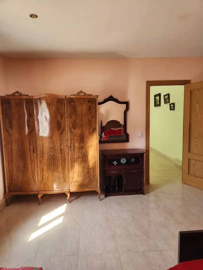 Dormitori de Casa adosada en venda en Aranjuez amb Jardí privat, Moblat i Alarma