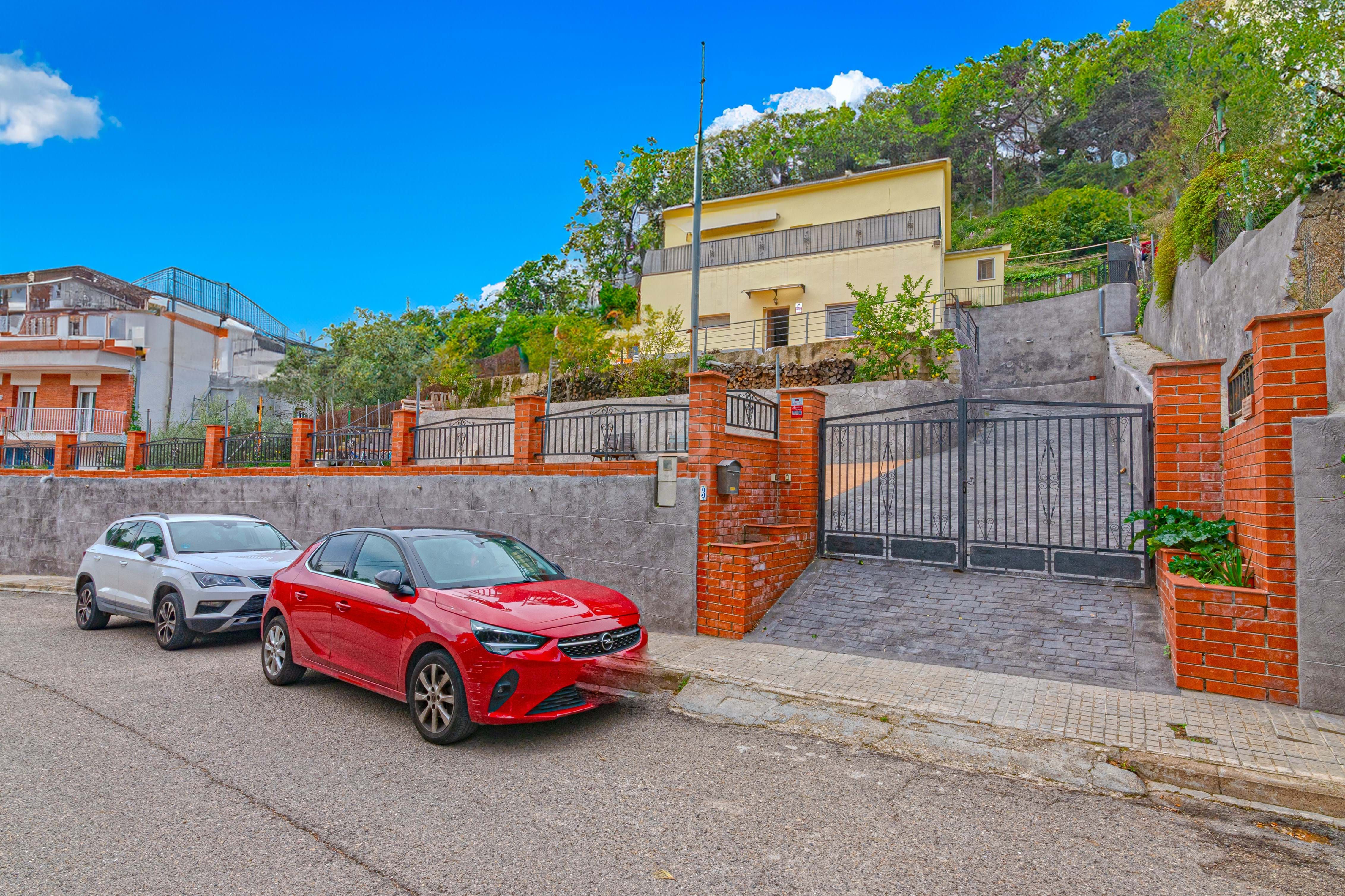 Vista exterior de Casa o xalet en venda en Vallirana amb Calefacció i Terrassa