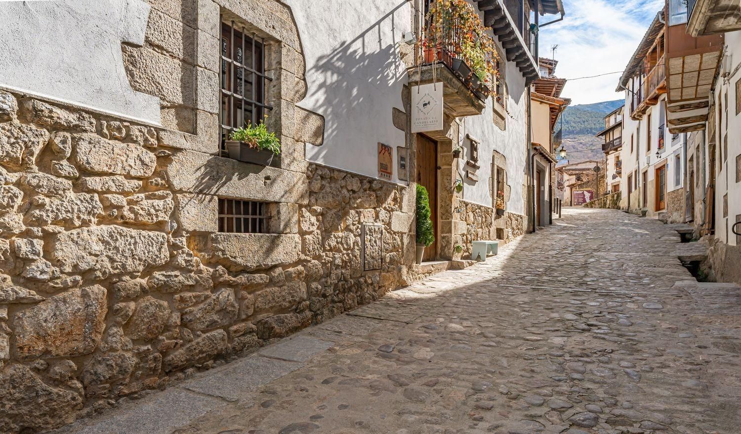 Vista exterior de Finca rústica en venta en Candelario con Calefacción, Jardín privado y Terraza