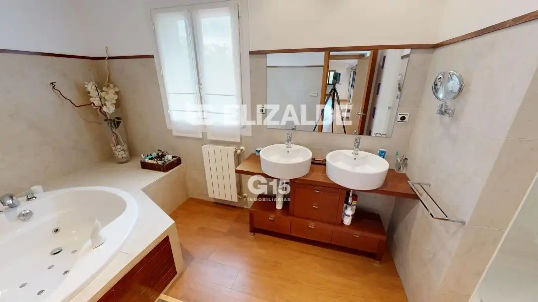 Bany de Casa o xalet en venda en Hondarribia amb Calefacció, Jardí privat i Terrassa
