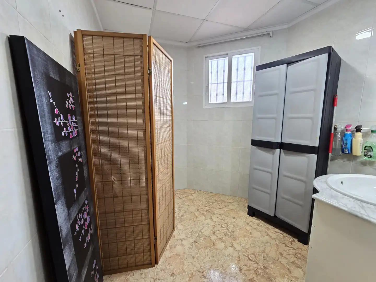 Baño de Local de alquiler en Torrevieja con Aire acondicionado, Parquet y Amueblado
