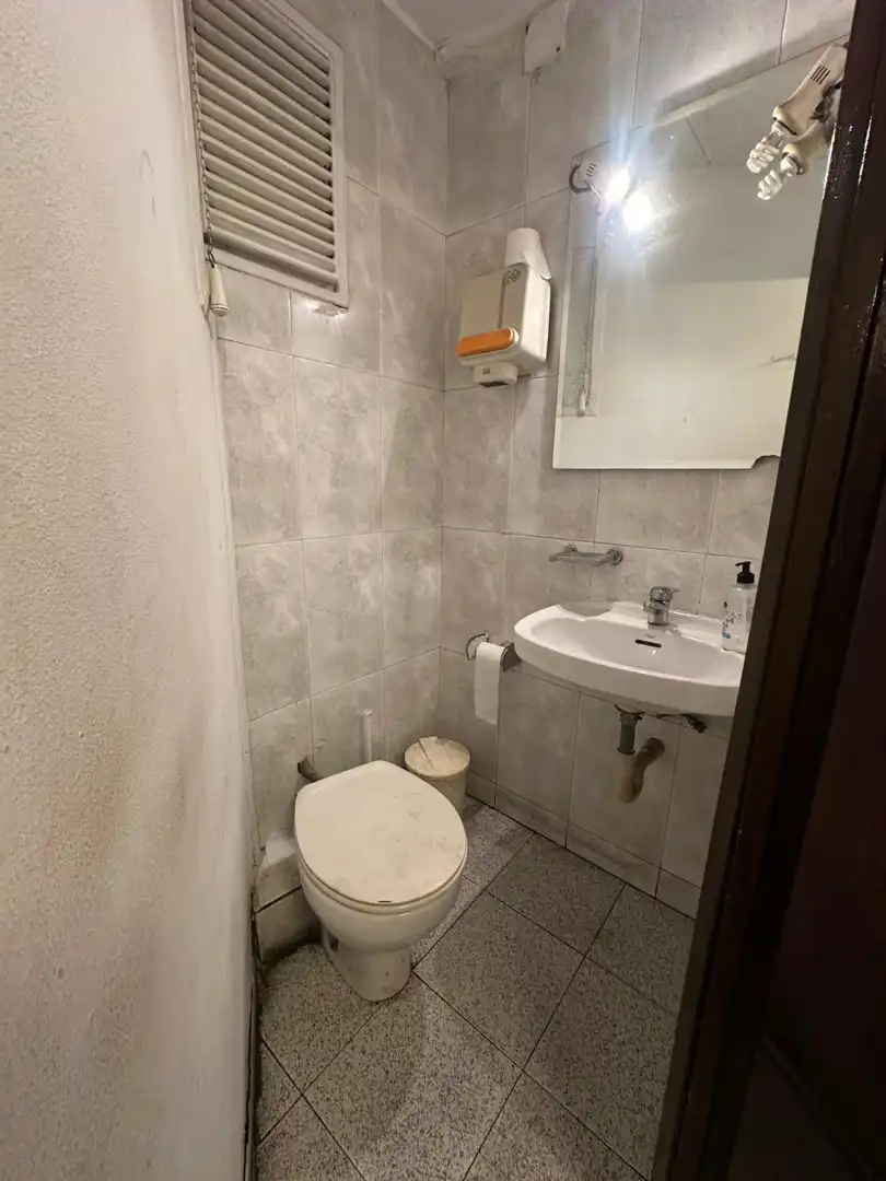 Bany de Local en venda en Sarrià - Sant Gervasi